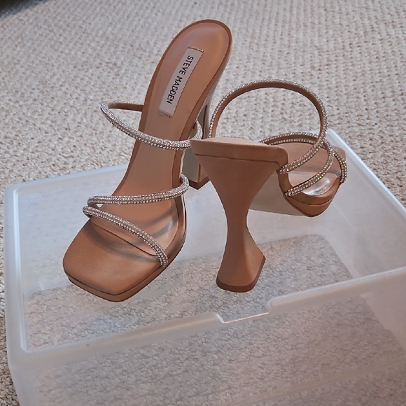 Steve Madden Shoes - Never Worn! Steve Madden Tan Sculptural Heeled Sandals, Size 10